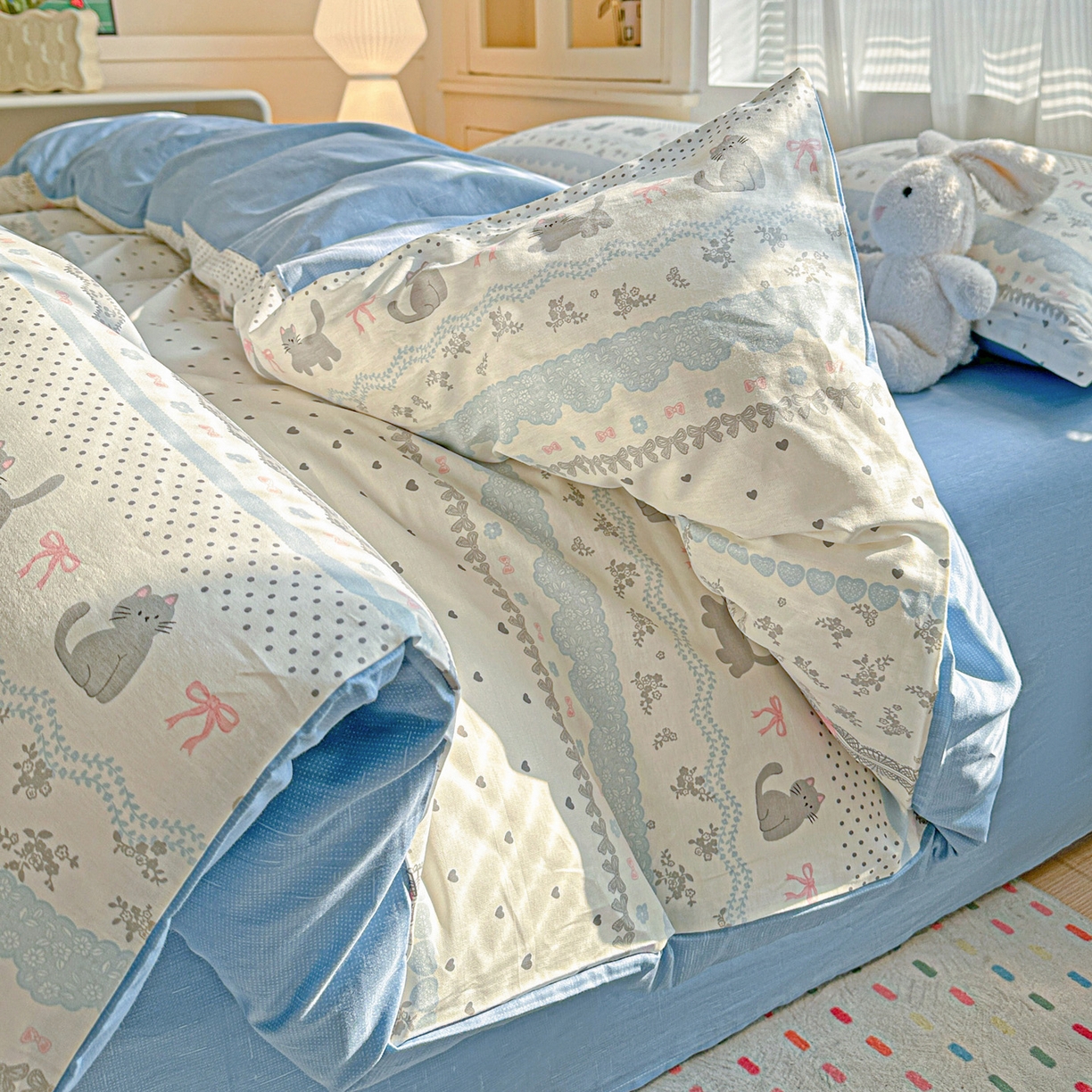 91家纺网 家纺一手货源 找家纺 春雨家居 2026新款全棉纯棉花ins减龄可爱小清新四件套 小猫时光-兰