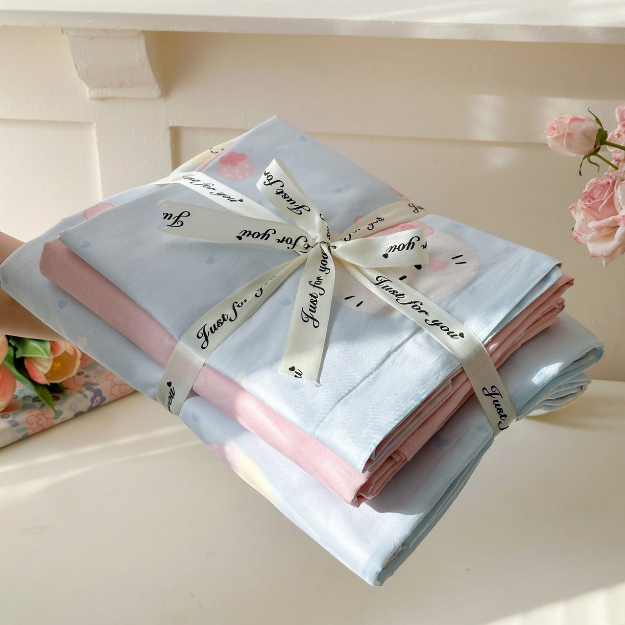 91家纺网 家纺一手货源 找家纺 春雨家居 2026新款全棉纯棉花ins减龄可爱小清新四件套 奶油凯蒂-兰