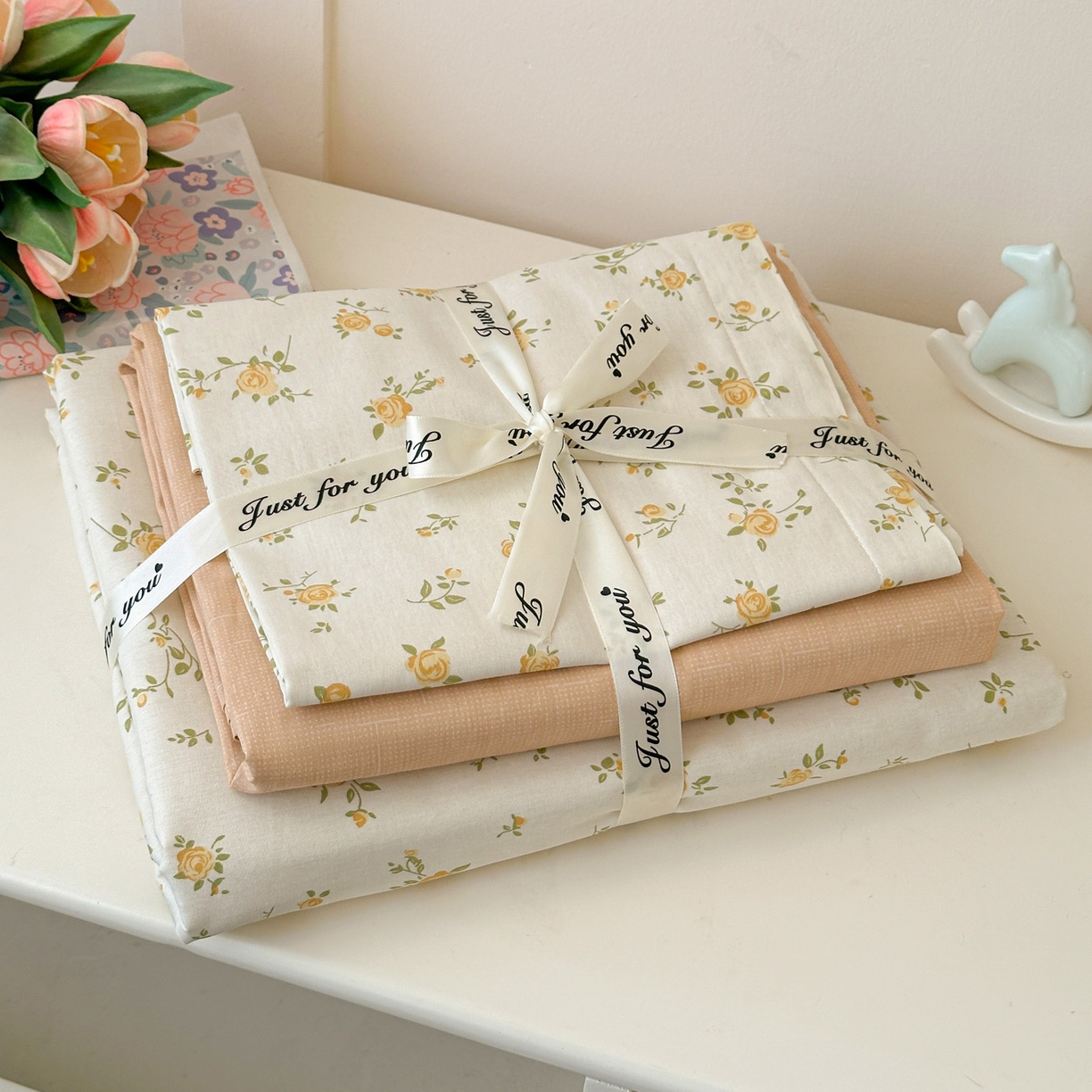 91家纺网 家纺一手货源 找家纺 春雨家居 2026新款全棉纯棉花ins减龄可爱小清新四件套 故事小黄花