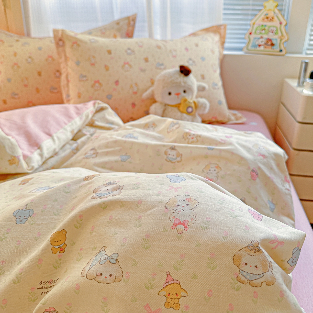 91家纺网 家纺一手货源 找家纺 春雨家居 2026新款全棉纯棉花ins减龄可爱小清新四件套 萌趣汪汪