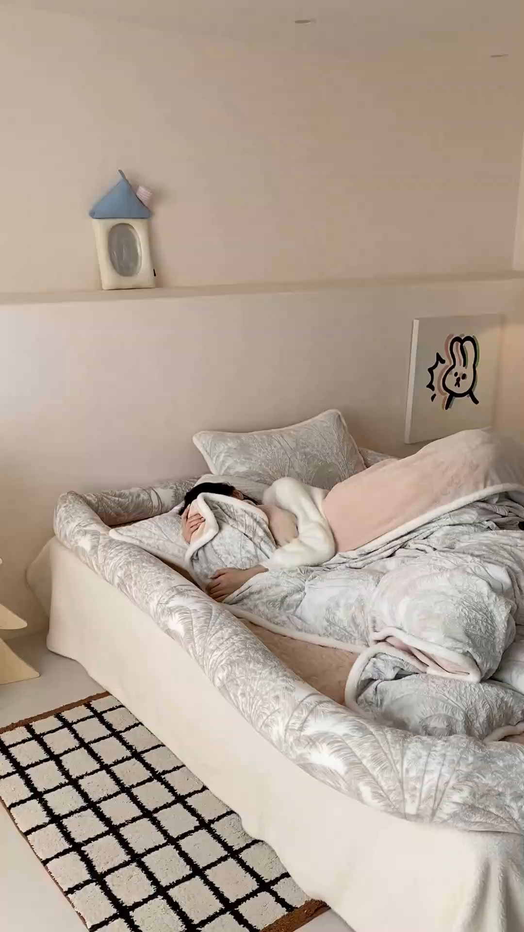 91家纺网 家纺一手货源 找家纺 （总）极简 2026新款人类趴趴窝牛奶绒可拆卸四件套-棉棉云朵（会员减20）