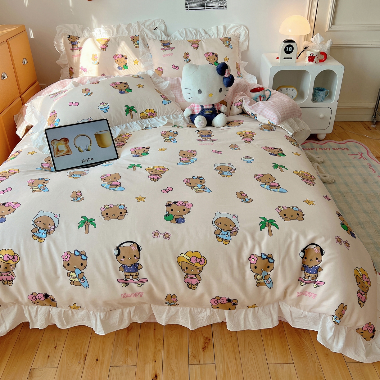 91家纺网 家纺一手货源 找家纺 六巷胡同 2026春夏新款韩系可爱风花边款卡通全棉四件套（第一系列） 花边度假冲浪猫