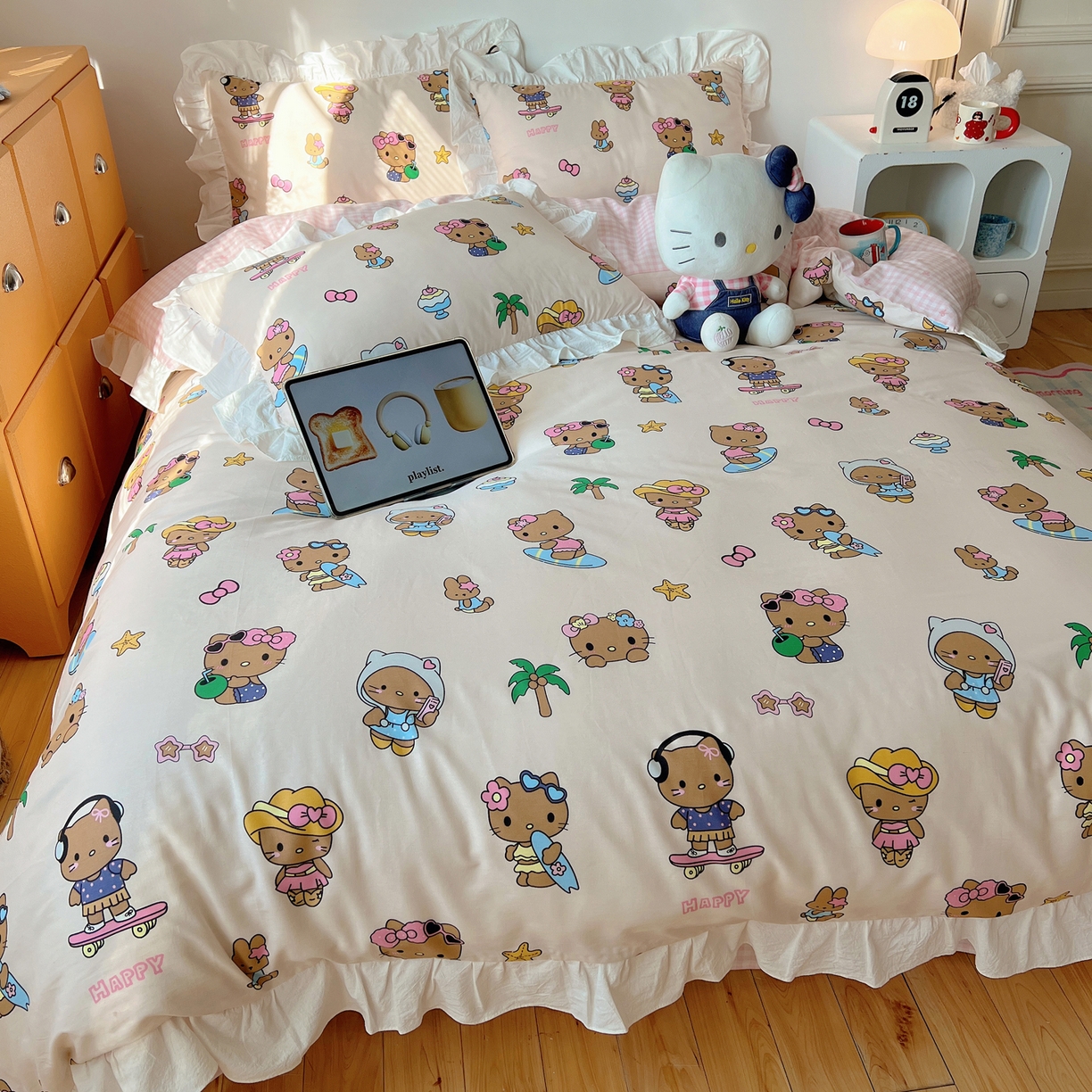 91家纺网 家纺一手货源 找家纺 六巷胡同 2026春夏新款韩系可爱风花边款卡通全棉四件套（第一系列） 花边度假冲浪猫