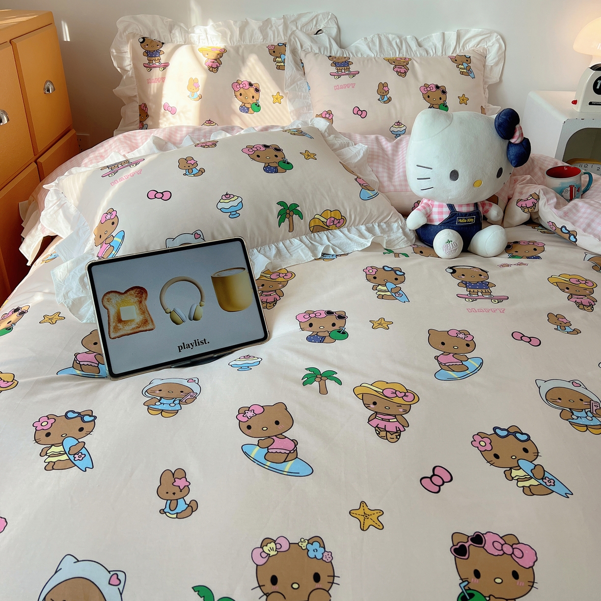 91家纺网 家纺一手货源 找家纺 六巷胡同 2026春夏新款韩系可爱风花边款卡通全棉四件套（第一系列） 花边度假冲浪猫