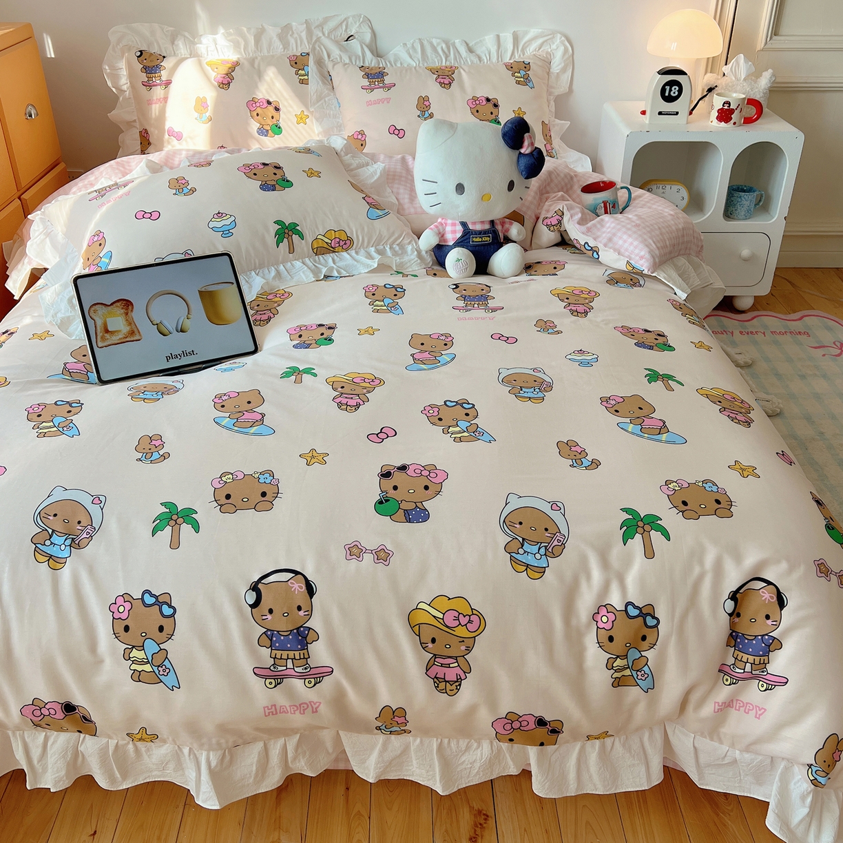 91家纺网 家纺一手货源 找家纺 六巷胡同 2026春夏新款韩系可爱风花边款卡通全棉四件套（第一系列） 花边度假冲浪猫