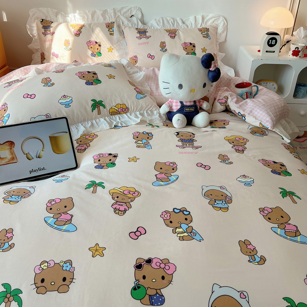 91家纺网 家纺一手货源 找家纺 六巷胡同 2026春夏新款韩系可爱风花边款卡通全棉四件套（第一系列） 花边度假冲浪猫