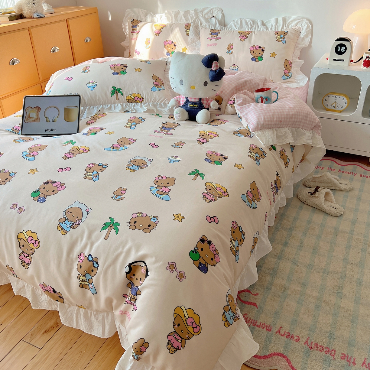 91家纺网 家纺一手货源 找家纺 六巷胡同 2026春夏新款韩系可爱风花边款卡通全棉四件套（第一系列） 花边度假冲浪猫