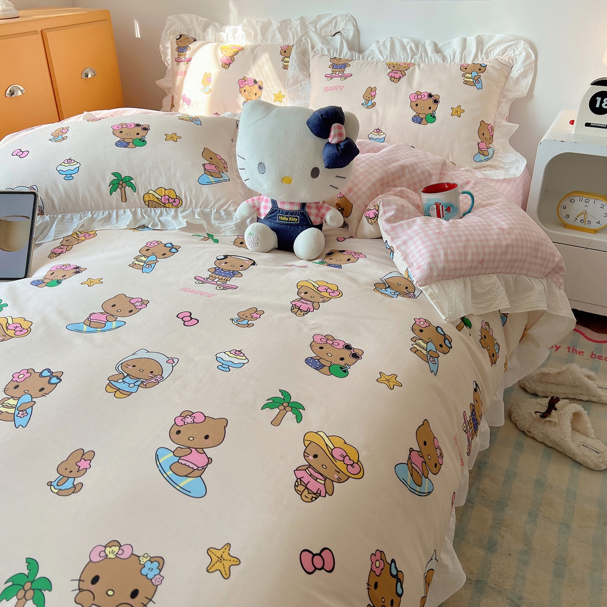 91家纺网 家纺一手货源 找家纺 六巷胡同 2026春夏新款韩系可爱风花边款卡通全棉四件套（第一系列） 花边度假冲浪猫