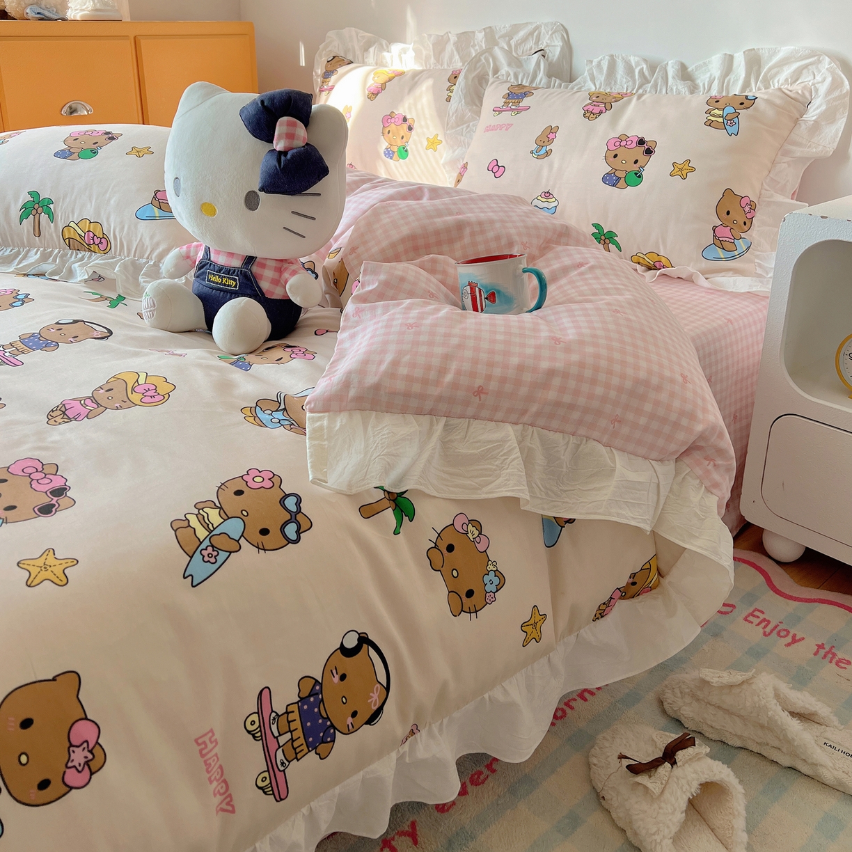 91家纺网 家纺一手货源 找家纺 六巷胡同 2026春夏新款韩系可爱风花边款卡通全棉四件套（第一系列） 花边度假冲浪猫