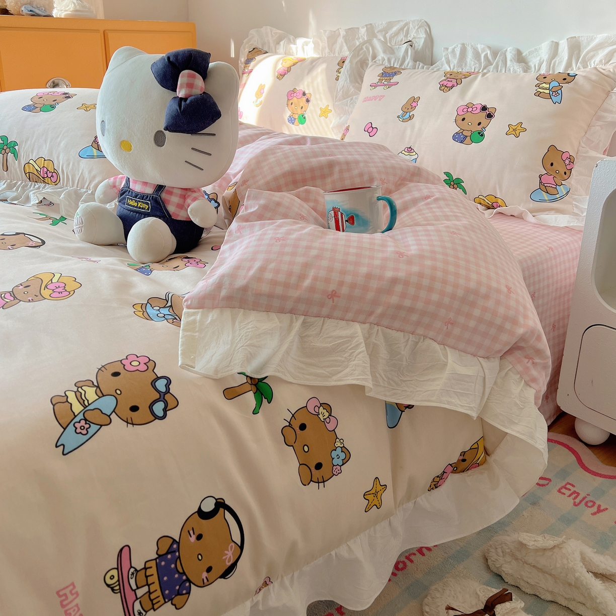 91家纺网 家纺一手货源 找家纺 六巷胡同 2026春夏新款韩系可爱风花边款卡通全棉四件套（第一系列） 花边度假冲浪猫