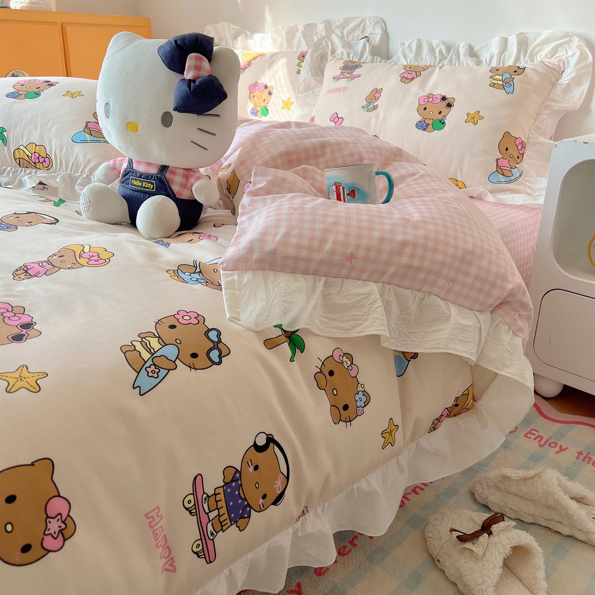 91家纺网 家纺一手货源 找家纺 六巷胡同 2026春夏新款韩系可爱风花边款卡通全棉四件套（第一系列） 花边度假冲浪猫