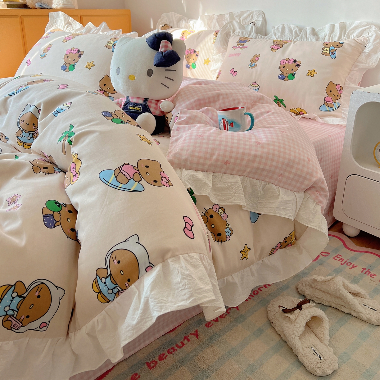 91家纺网 家纺一手货源 找家纺 六巷胡同 2026春夏新款韩系可爱风花边款卡通全棉四件套（第一系列） 花边度假冲浪猫