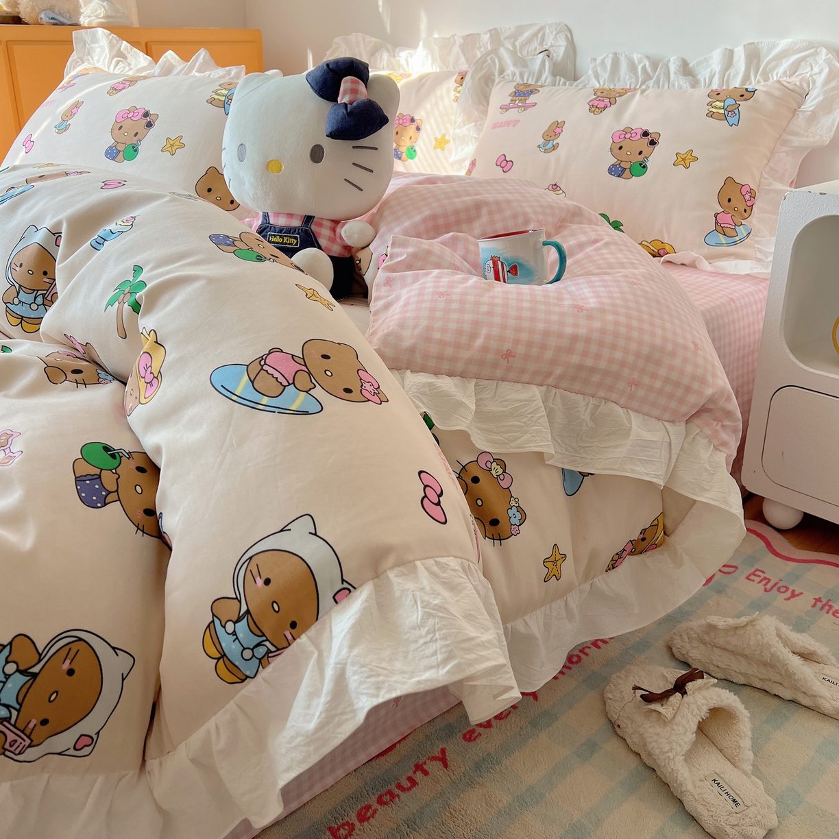 91家纺网 家纺一手货源 找家纺 六巷胡同 2026春夏新款韩系可爱风花边款卡通全棉四件套（第一系列） 花边度假冲浪猫