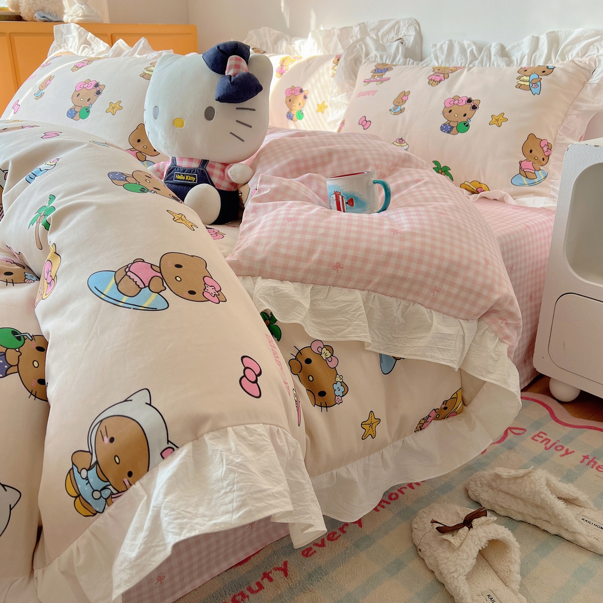 91家纺网 家纺一手货源 找家纺 六巷胡同 2026春夏新款韩系可爱风花边款卡通全棉四件套（第一系列） 花边度假冲浪猫