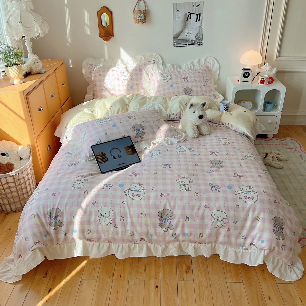 91家纺网 家纺一手货源 找家纺 六巷胡同 2026春夏新款韩系可爱风花边款卡通全棉四件套（第一系列） 花边粉格趣味犬