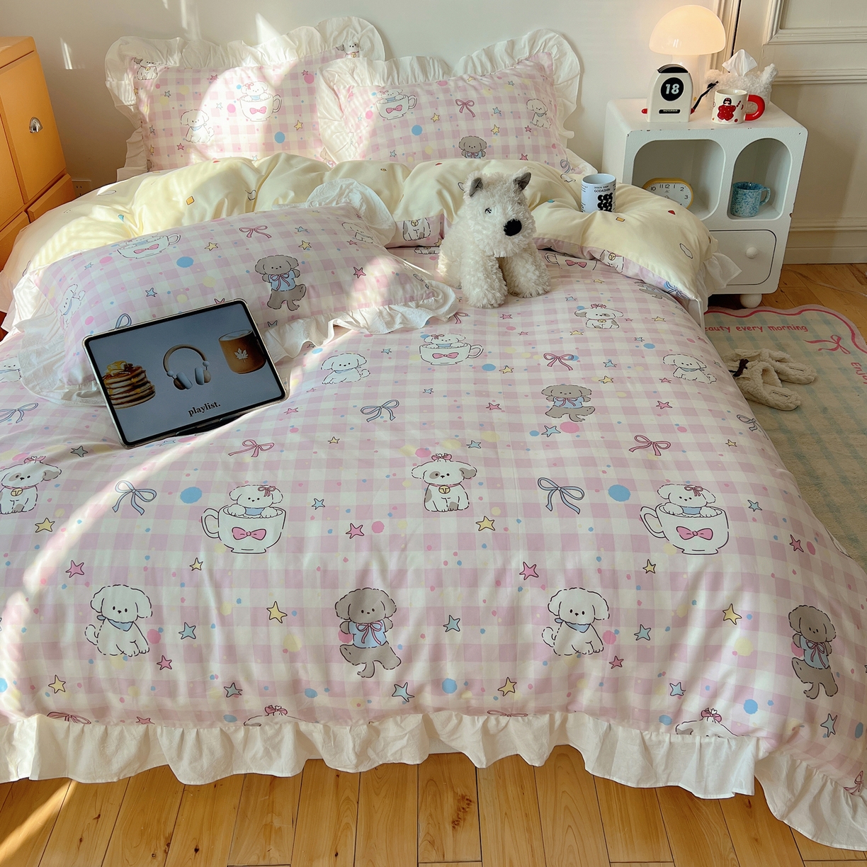 91家纺网 家纺一手货源 找家纺 六巷胡同 2026春夏新款韩系可爱风花边款卡通全棉四件套（第一系列） 花边粉格趣味犬