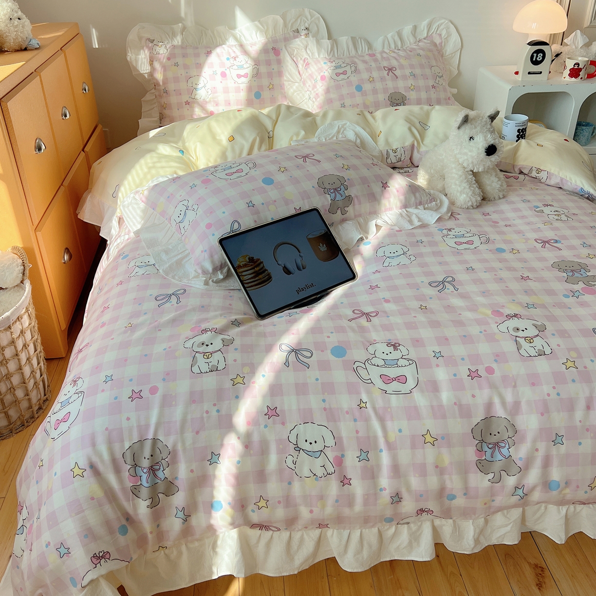 91家纺网 家纺一手货源 找家纺 六巷胡同 2026春夏新款韩系可爱风花边款卡通全棉四件套（第一系列） 花边粉格趣味犬