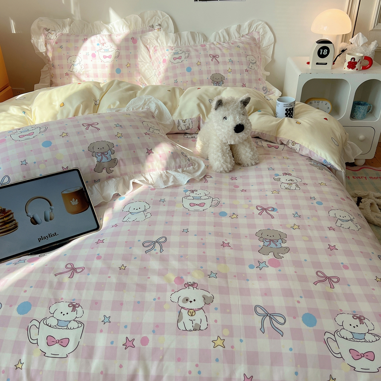 91家纺网 家纺一手货源 找家纺 六巷胡同 2026春夏新款韩系可爱风花边款卡通全棉四件套（第一系列） 花边粉格趣味犬