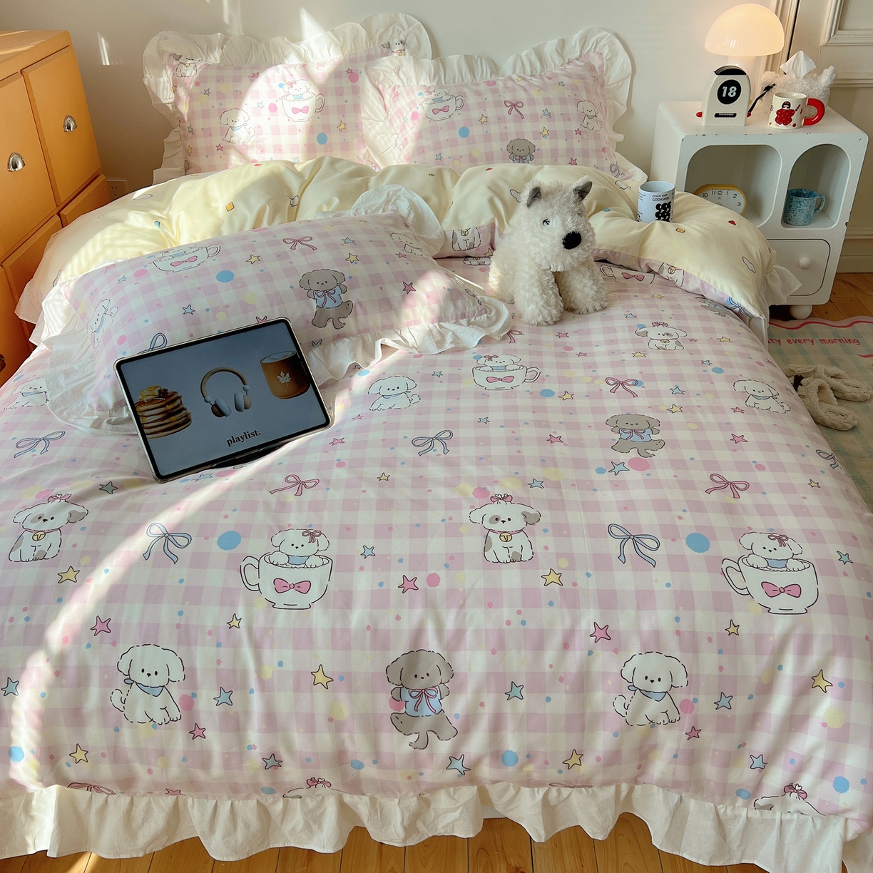 91家纺网 家纺一手货源 找家纺 六巷胡同 2026春夏新款韩系可爱风花边款卡通全棉四件套（第一系列） 花边粉格趣味犬