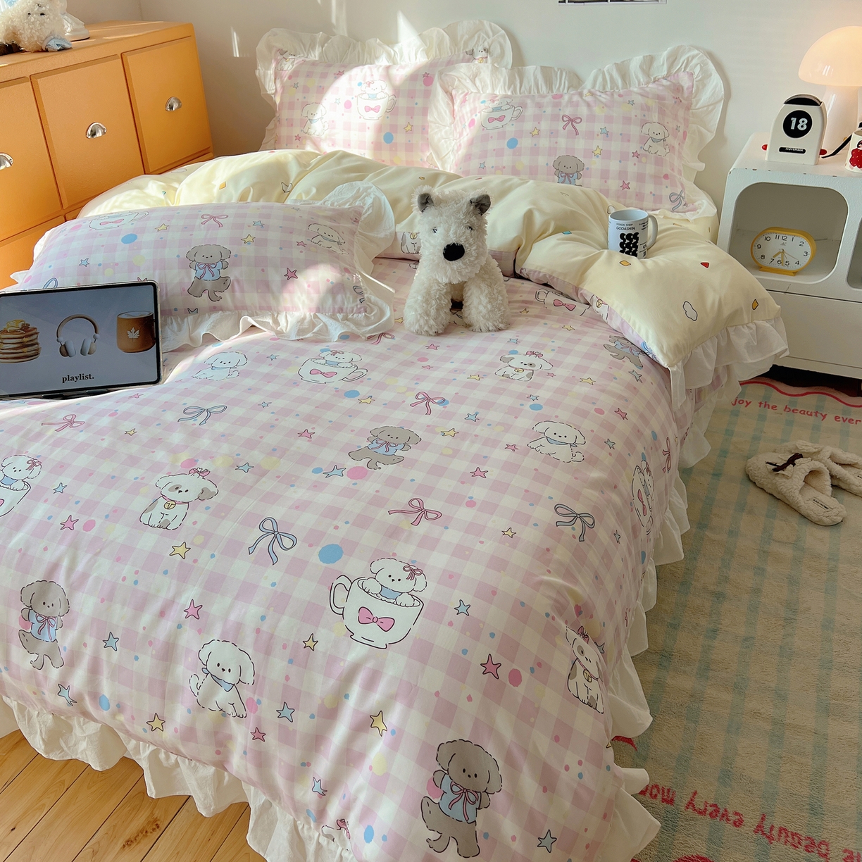 91家纺网 家纺一手货源 找家纺 六巷胡同 2026春夏新款韩系可爱风花边款卡通全棉四件套（第一系列） 花边粉格趣味犬