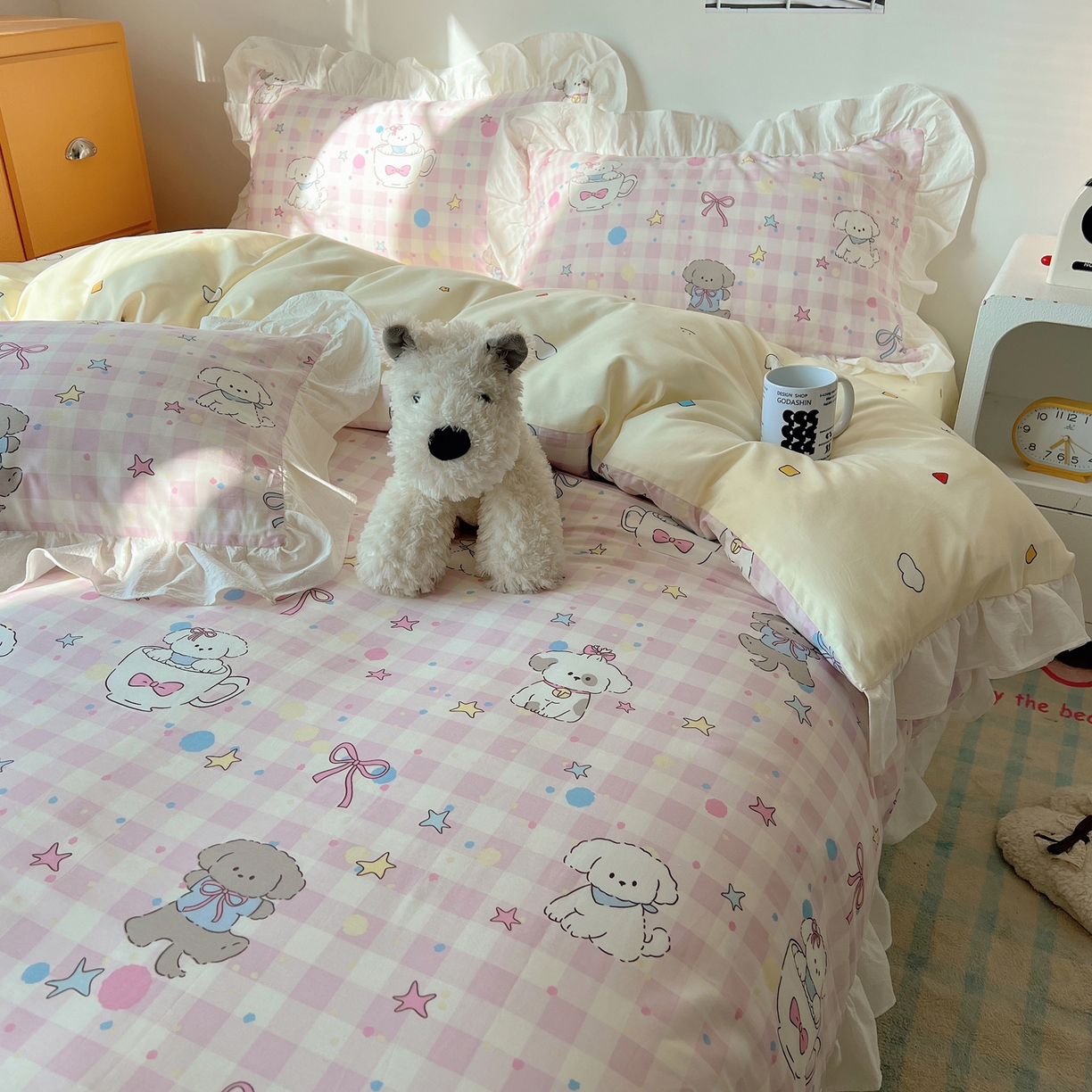 91家纺网 家纺一手货源 找家纺 六巷胡同 2026春夏新款韩系可爱风花边款卡通全棉四件套（第一系列） 花边粉格趣味犬