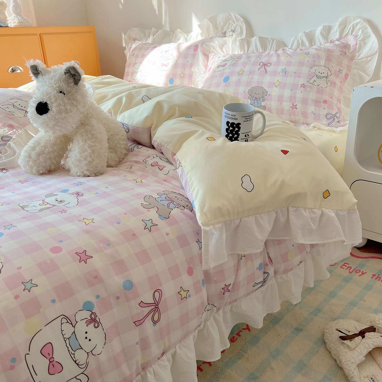 91家纺网 家纺一手货源 找家纺 六巷胡同 2026春夏新款韩系可爱风花边款卡通全棉四件套（第一系列） 花边粉格趣味犬