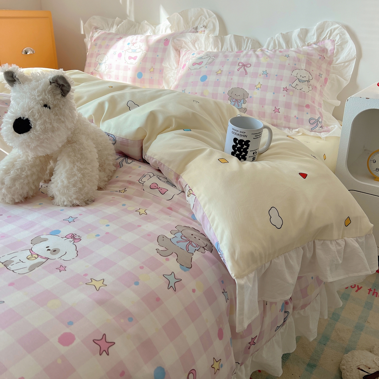 91家纺网 家纺一手货源 找家纺 六巷胡同 2026春夏新款韩系可爱风花边款卡通全棉四件套（第一系列） 花边粉格趣味犬