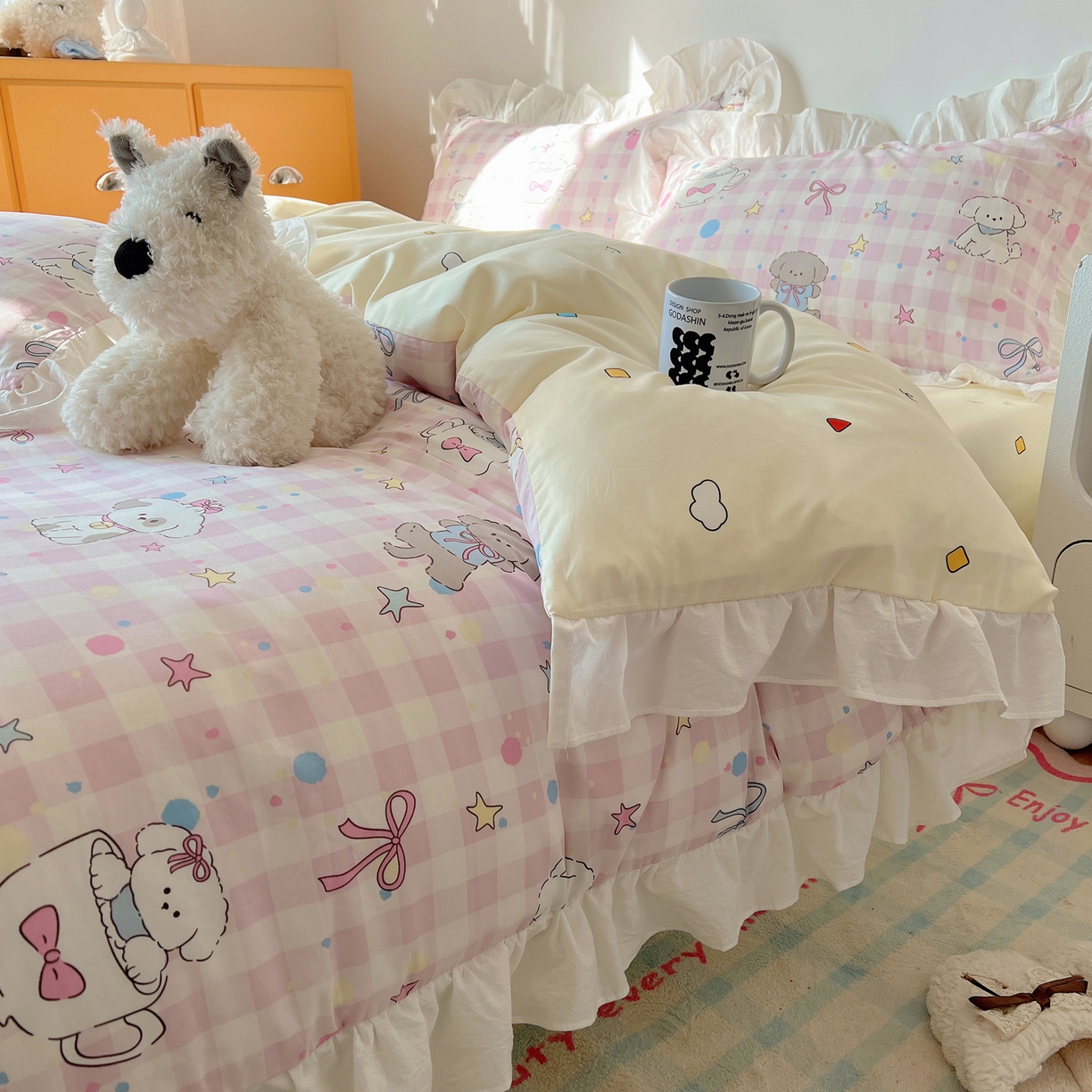 91家纺网 家纺一手货源 找家纺 六巷胡同 2026春夏新款韩系可爱风花边款卡通全棉四件套（第一系列） 花边粉格趣味犬