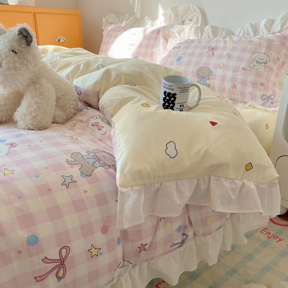 91家纺网 家纺一手货源 找家纺 六巷胡同 2026春夏新款韩系可爱风花边款卡通全棉四件套（第一系列） 花边粉格趣味犬