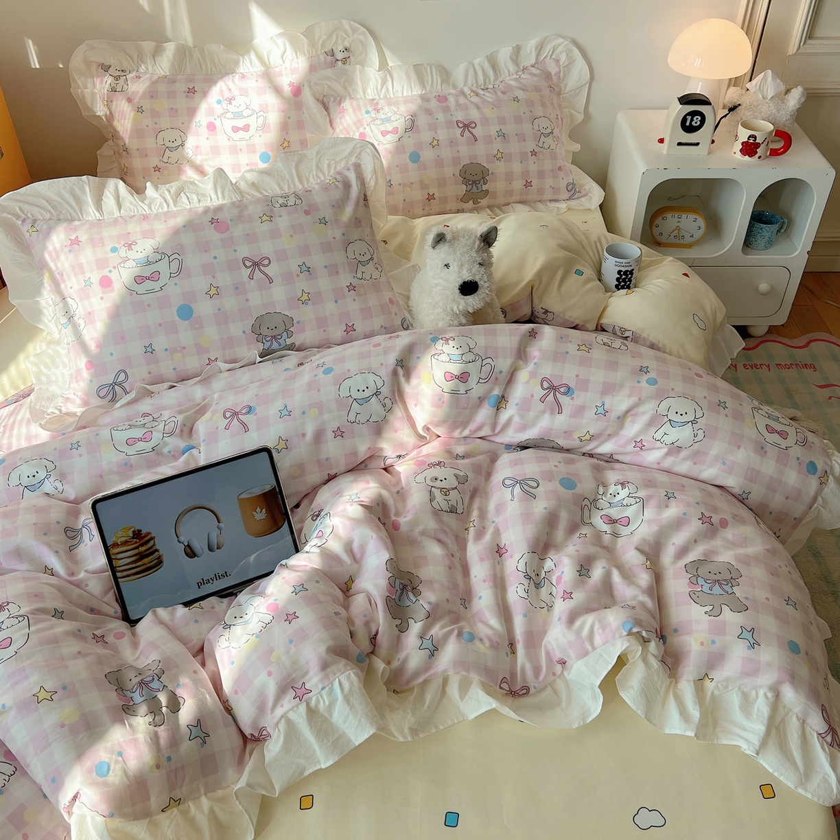 91家纺网 家纺一手货源 找家纺 六巷胡同 2026春夏新款韩系可爱风花边款卡通全棉四件套（第一系列） 花边粉格趣味犬