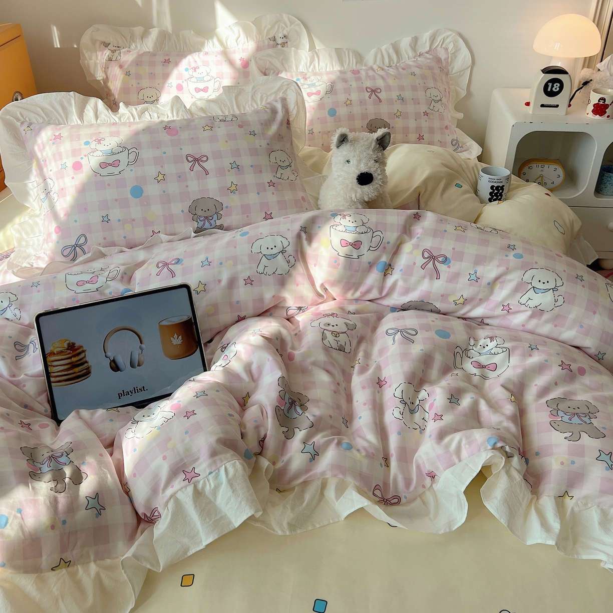 91家纺网 家纺一手货源 找家纺 六巷胡同 2026春夏新款韩系可爱风花边款卡通全棉四件套（第一系列） 花边粉格趣味犬