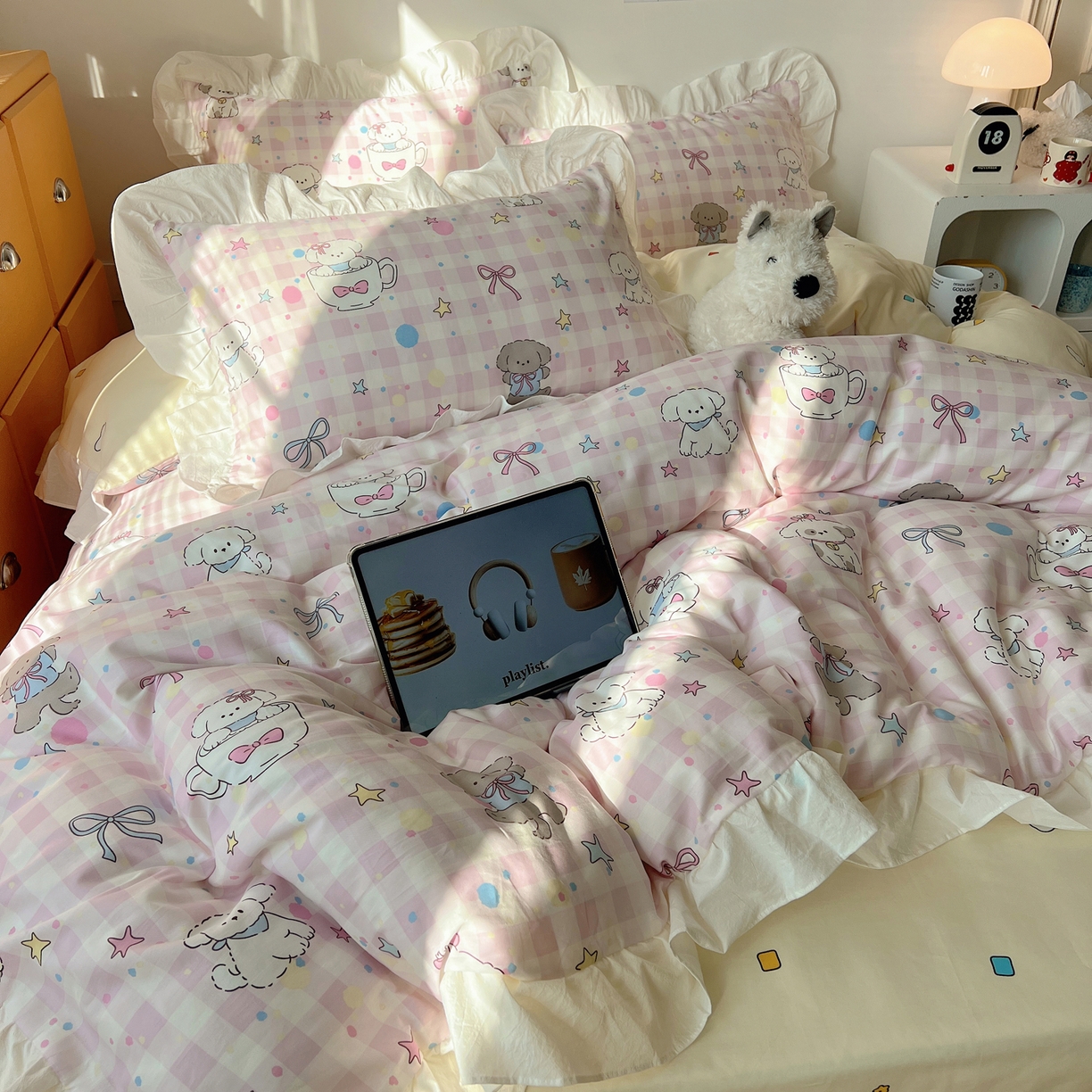 91家纺网 家纺一手货源 找家纺 六巷胡同 2026春夏新款韩系可爱风花边款卡通全棉四件套（第一系列） 花边粉格趣味犬