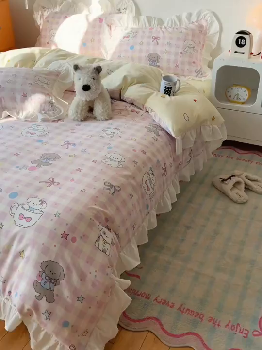 91家纺网 家纺一手货源 找家纺 六巷胡同 2026春夏新款韩系可爱风花边款卡通全棉四件套（第一系列） 花边粉格趣味犬