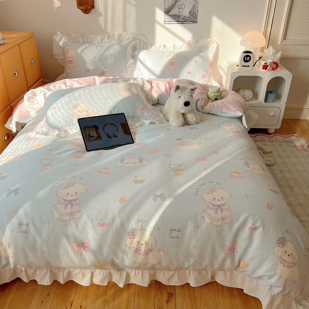 91家纺网 家纺一手货源 找家纺 六巷胡同 2026春夏新款韩系可爱风花边款卡通全棉四件套（第一系列） 花边假日蛋糕犬