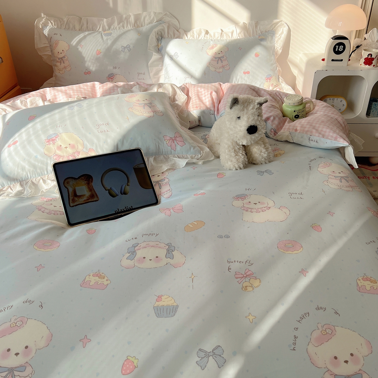 91家纺网 家纺一手货源 找家纺 六巷胡同 2026春夏新款韩系可爱风花边款卡通全棉四件套（第一系列） 花边假日蛋糕犬