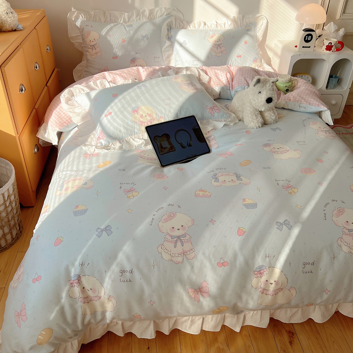 91家纺网 家纺一手货源 找家纺 六巷胡同 2026春夏新款韩系可爱风花边款卡通全棉四件套（第一系列） 花边假日蛋糕犬