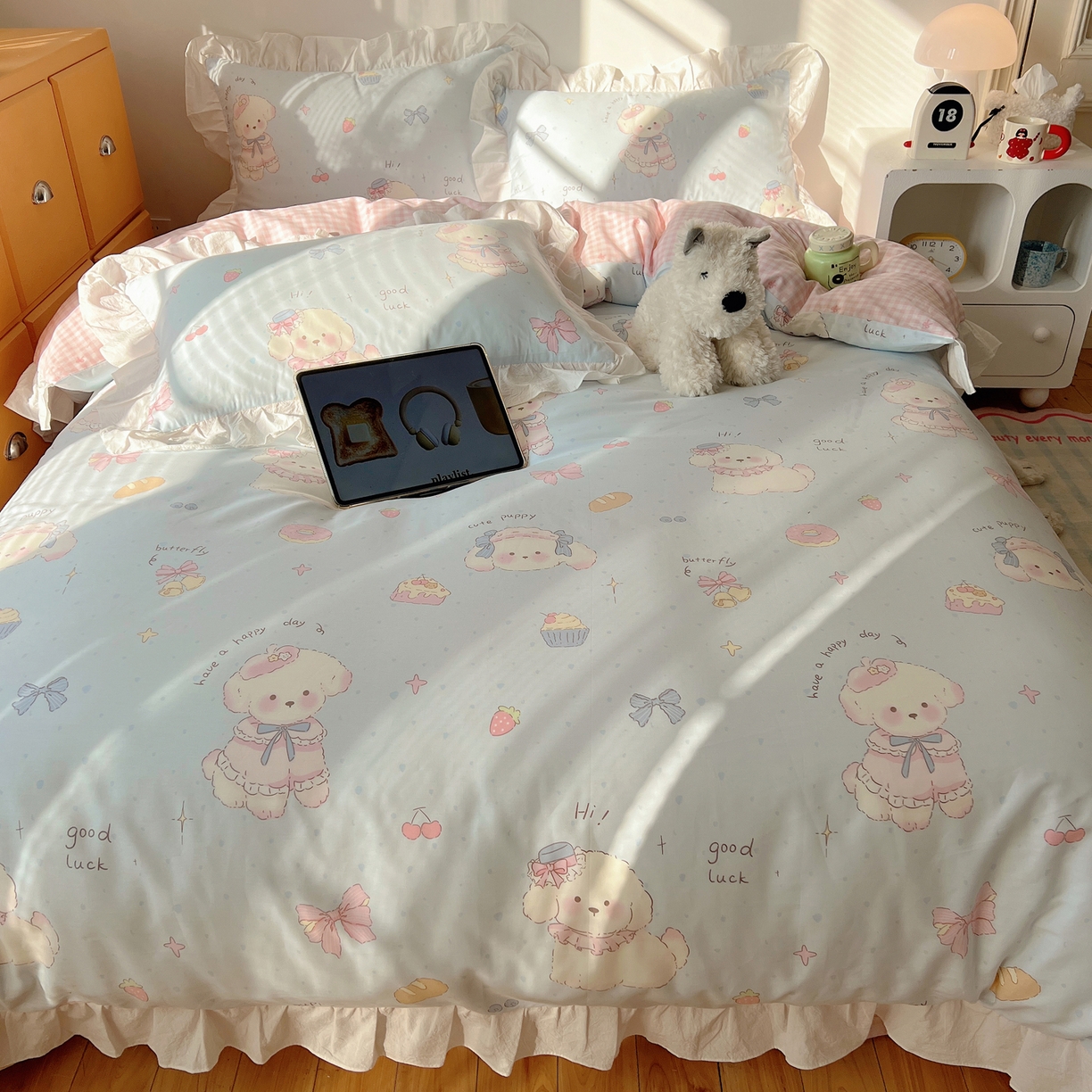 91家纺网 家纺一手货源 找家纺 六巷胡同 2026春夏新款韩系可爱风花边款卡通全棉四件套（第一系列） 花边假日蛋糕犬