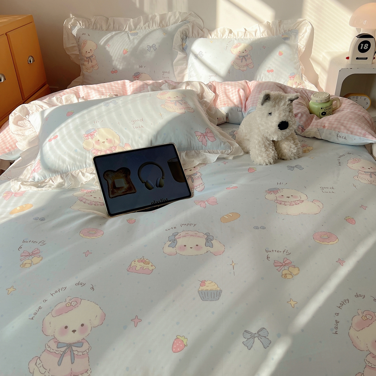 91家纺网 家纺一手货源 找家纺 六巷胡同 2026春夏新款韩系可爱风花边款卡通全棉四件套（第一系列） 花边假日蛋糕犬