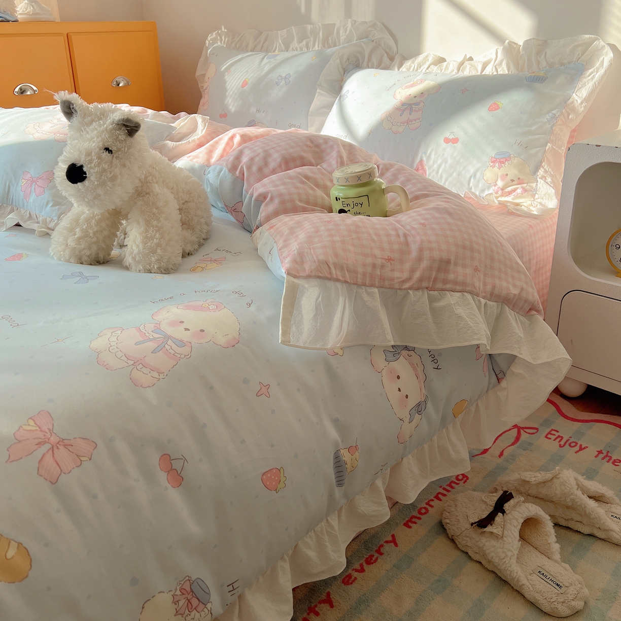 91家纺网 家纺一手货源 找家纺 六巷胡同 2026春夏新款韩系可爱风花边款卡通全棉四件套（第一系列） 花边假日蛋糕犬