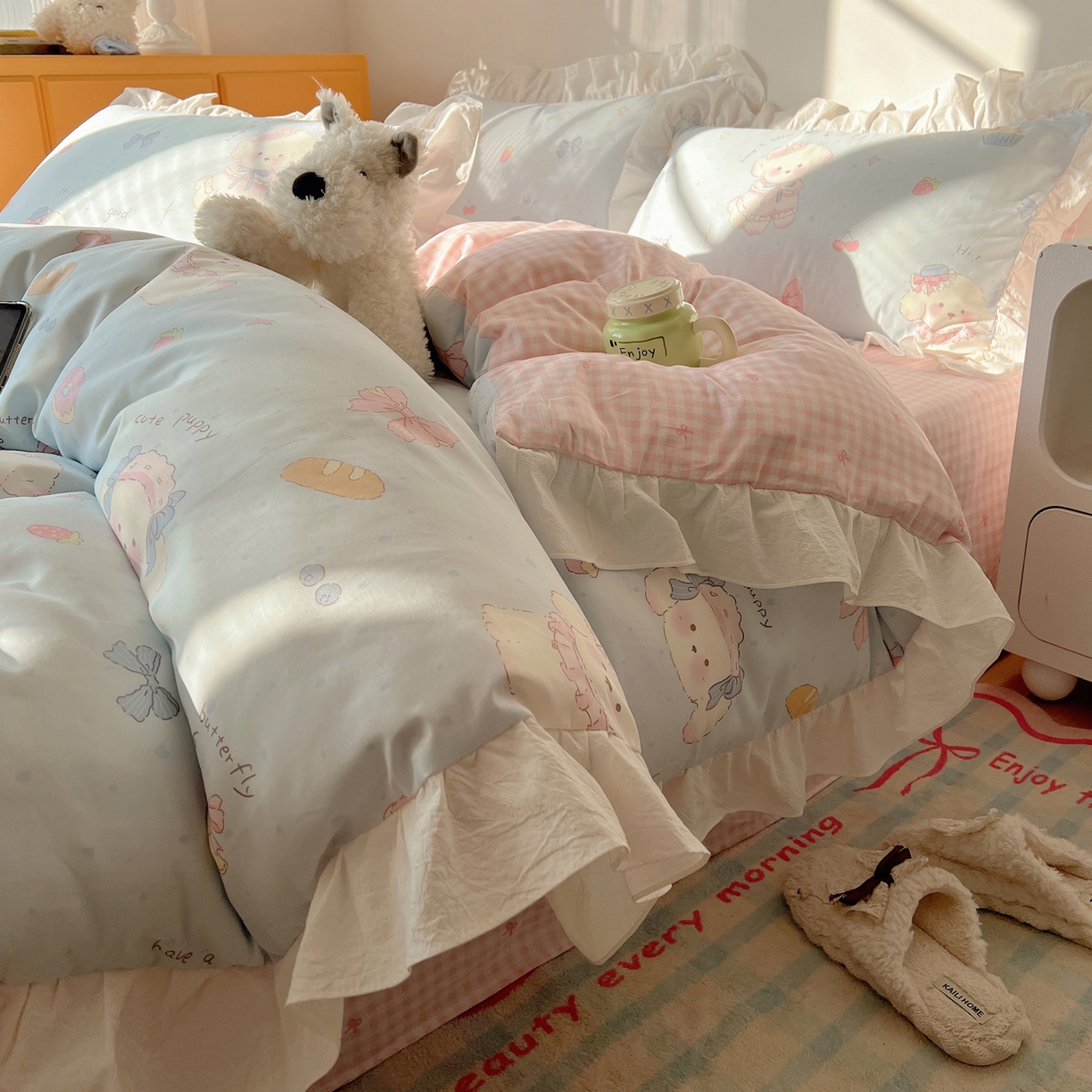 91家纺网 家纺一手货源 找家纺 六巷胡同 2026春夏新款韩系可爱风花边款卡通全棉四件套（第一系列） 花边假日蛋糕犬