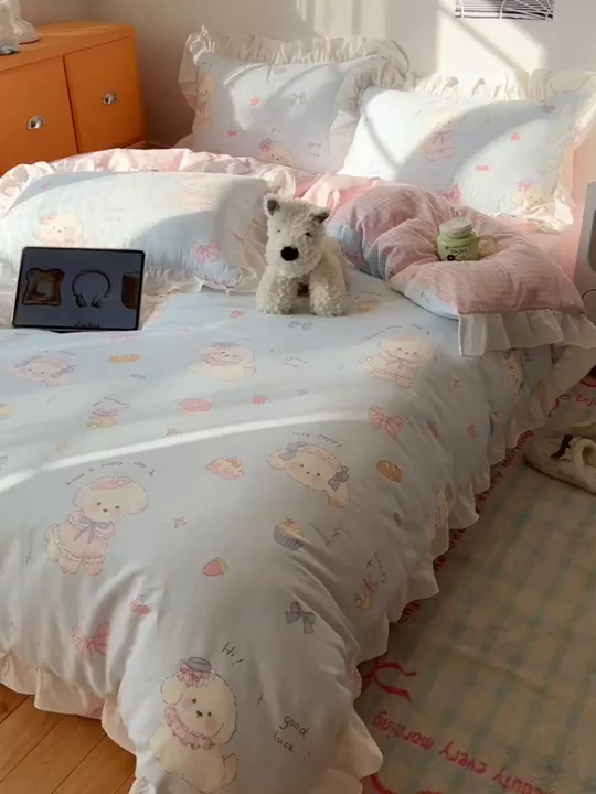 91家纺网 家纺一手货源 找家纺 六巷胡同 2026春夏新款韩系可爱风花边款卡通全棉四件套（第一系列） 花边假日蛋糕犬