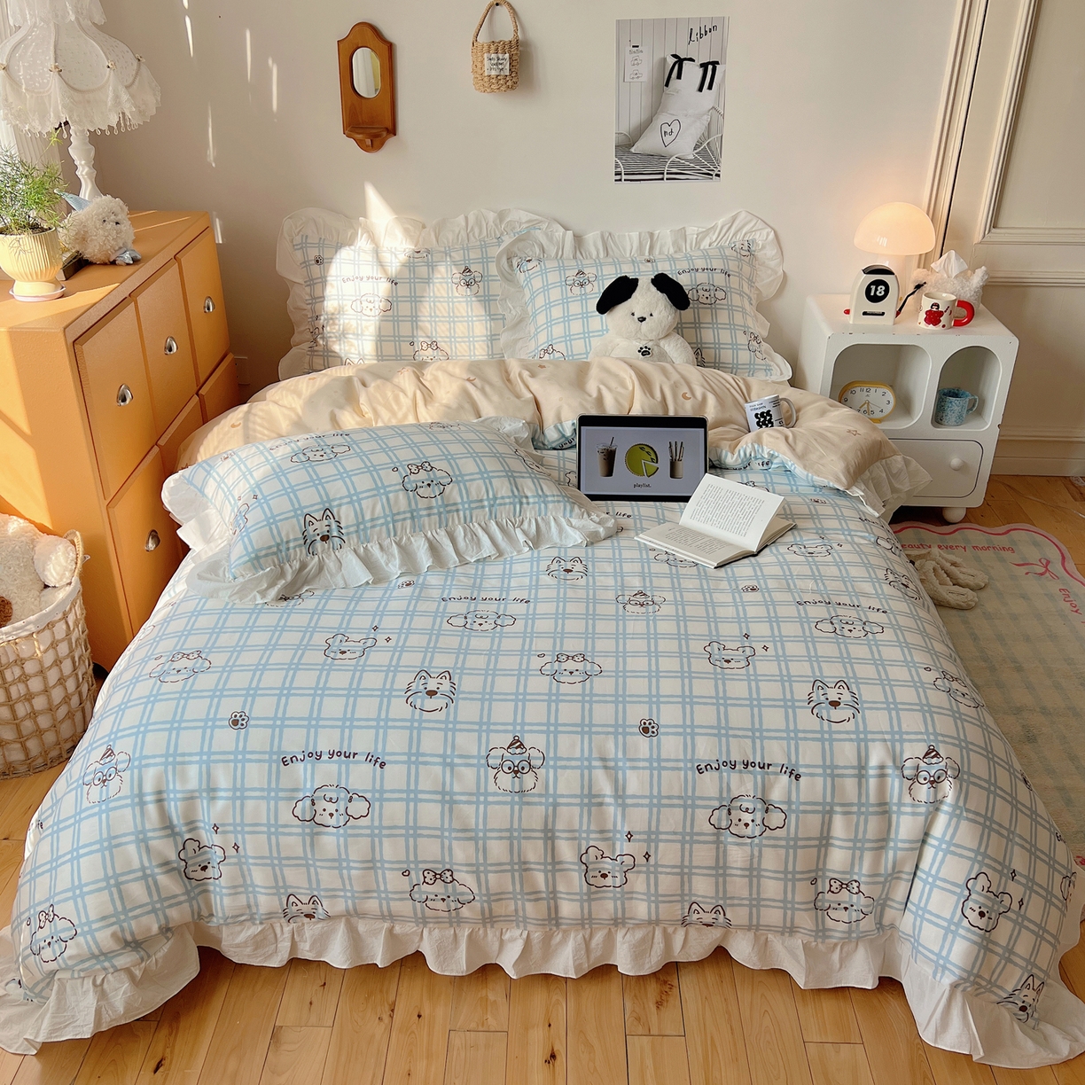 91家纺网 家纺一手货源 找家纺 六巷胡同 2026春夏新款韩系可爱风花边款卡通全棉四件套（第一系列） 花边蓝格美拉犬