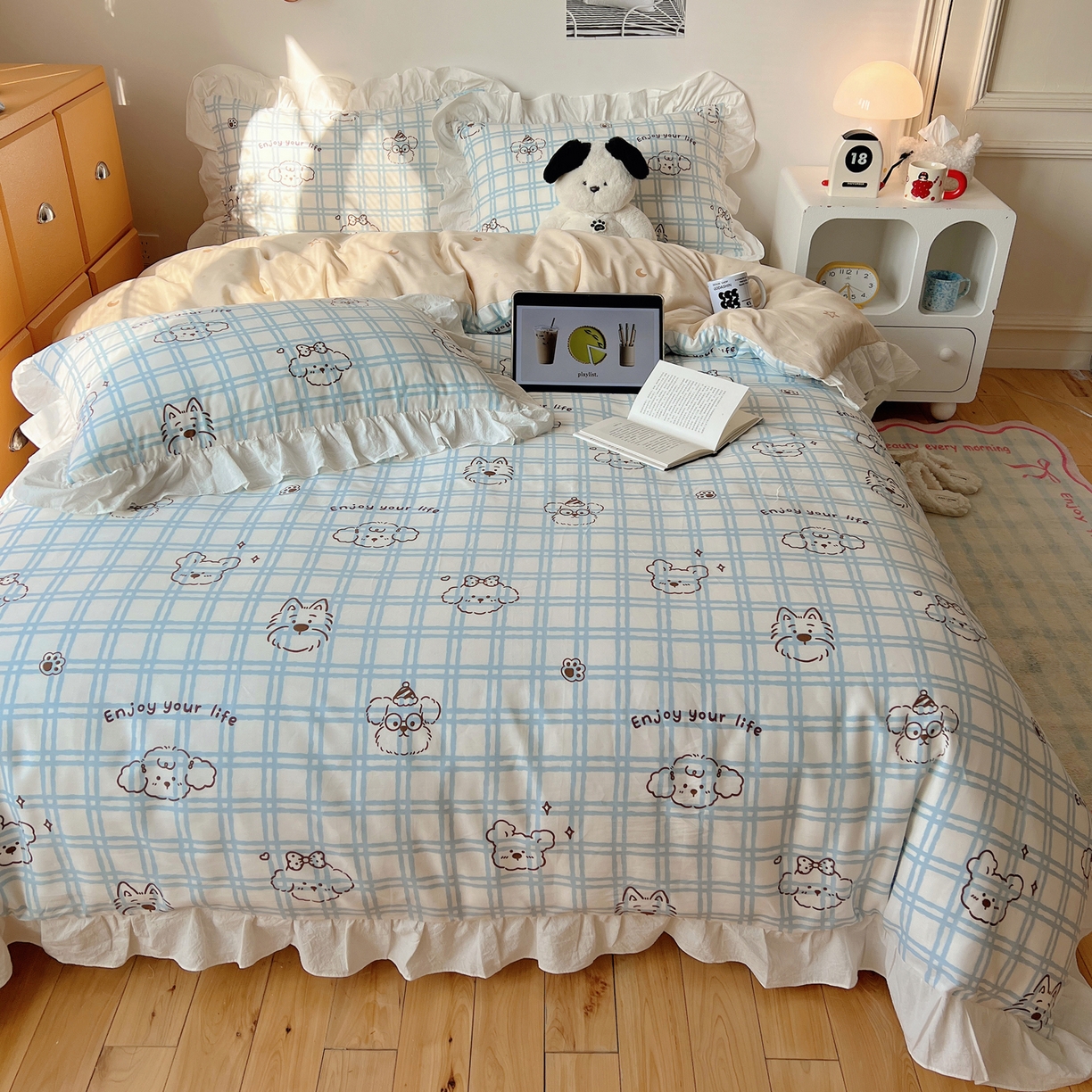 91家纺网 家纺一手货源 找家纺 六巷胡同 2026春夏新款韩系可爱风花边款卡通全棉四件套（第一系列） 花边蓝格美拉犬