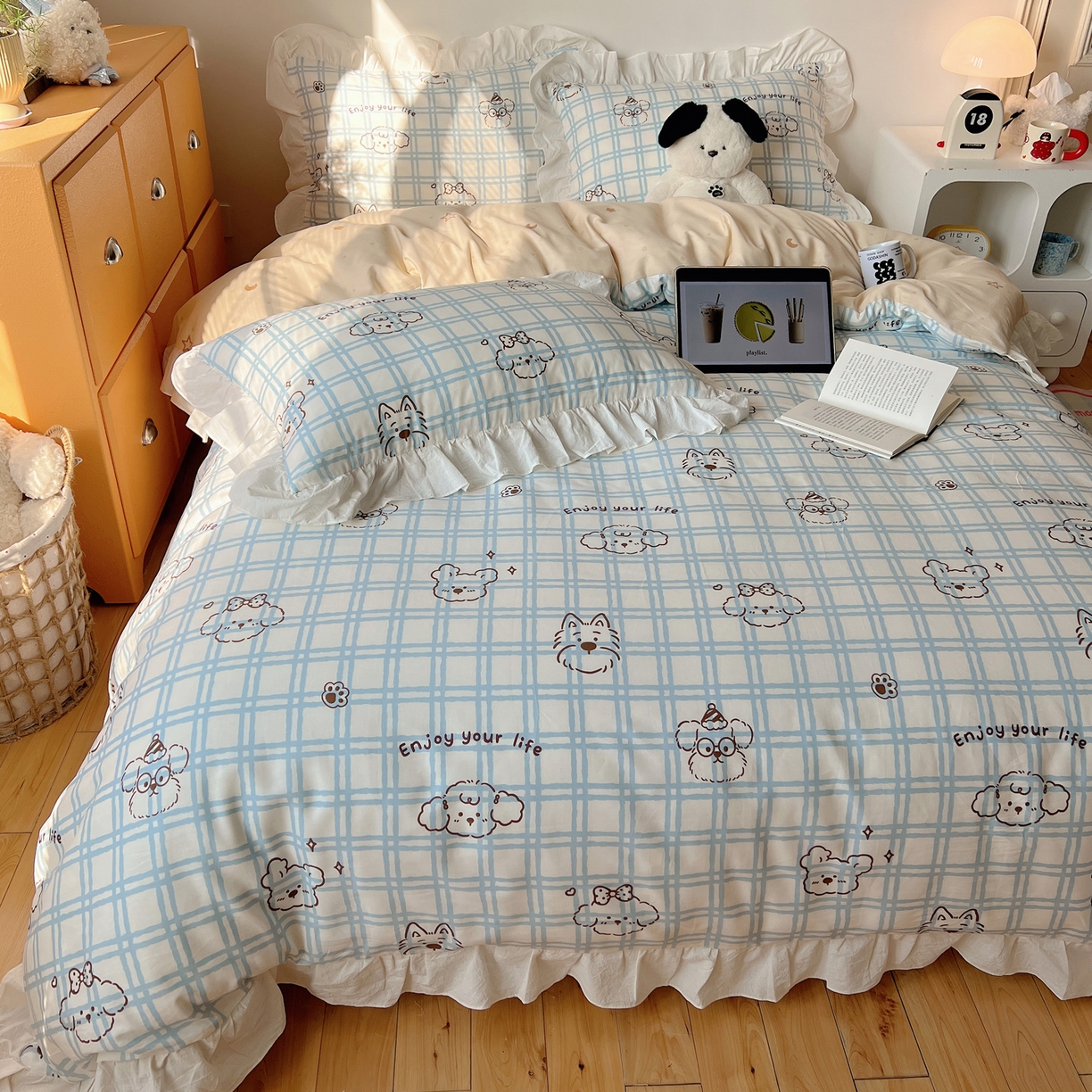 91家纺网 家纺一手货源 找家纺 六巷胡同 2026春夏新款韩系可爱风花边款卡通全棉四件套（第一系列） 花边蓝格美拉犬