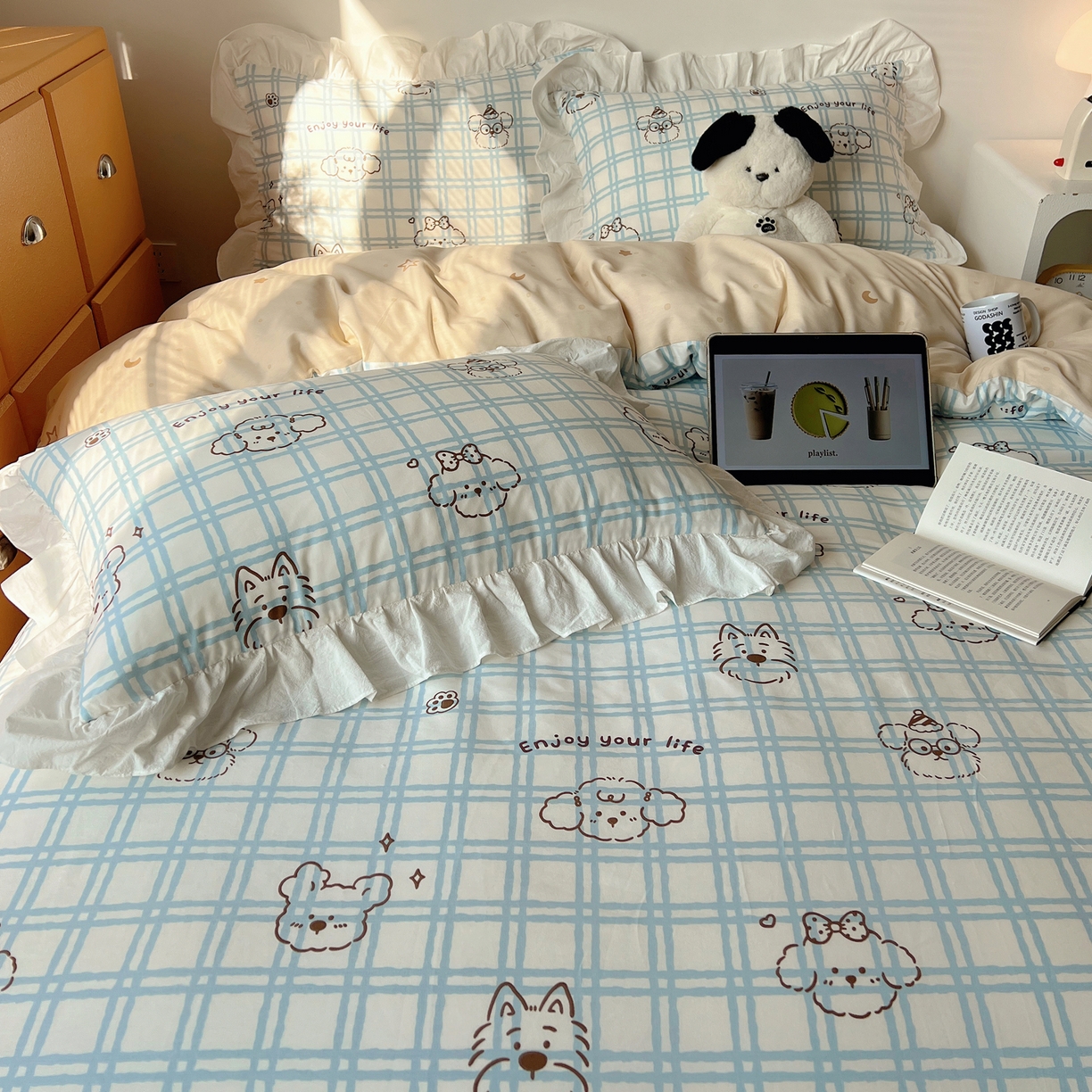 91家纺网 家纺一手货源 找家纺 六巷胡同 2026春夏新款韩系可爱风花边款卡通全棉四件套（第一系列） 花边蓝格美拉犬