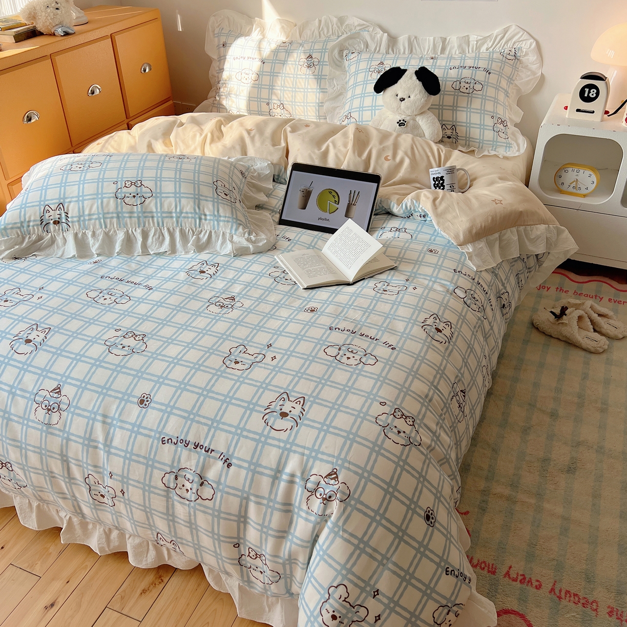 91家纺网 家纺一手货源 找家纺 六巷胡同 2026春夏新款韩系可爱风花边款卡通全棉四件套（第一系列） 花边蓝格美拉犬