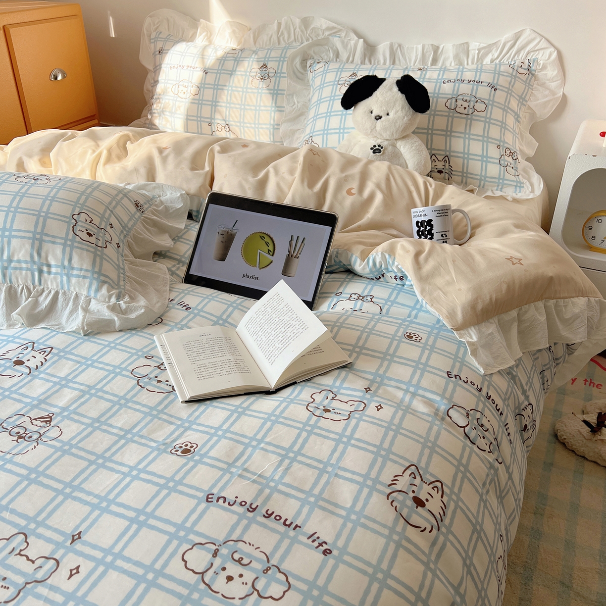 91家纺网 家纺一手货源 找家纺 六巷胡同 2026春夏新款韩系可爱风花边款卡通全棉四件套（第一系列） 花边蓝格美拉犬