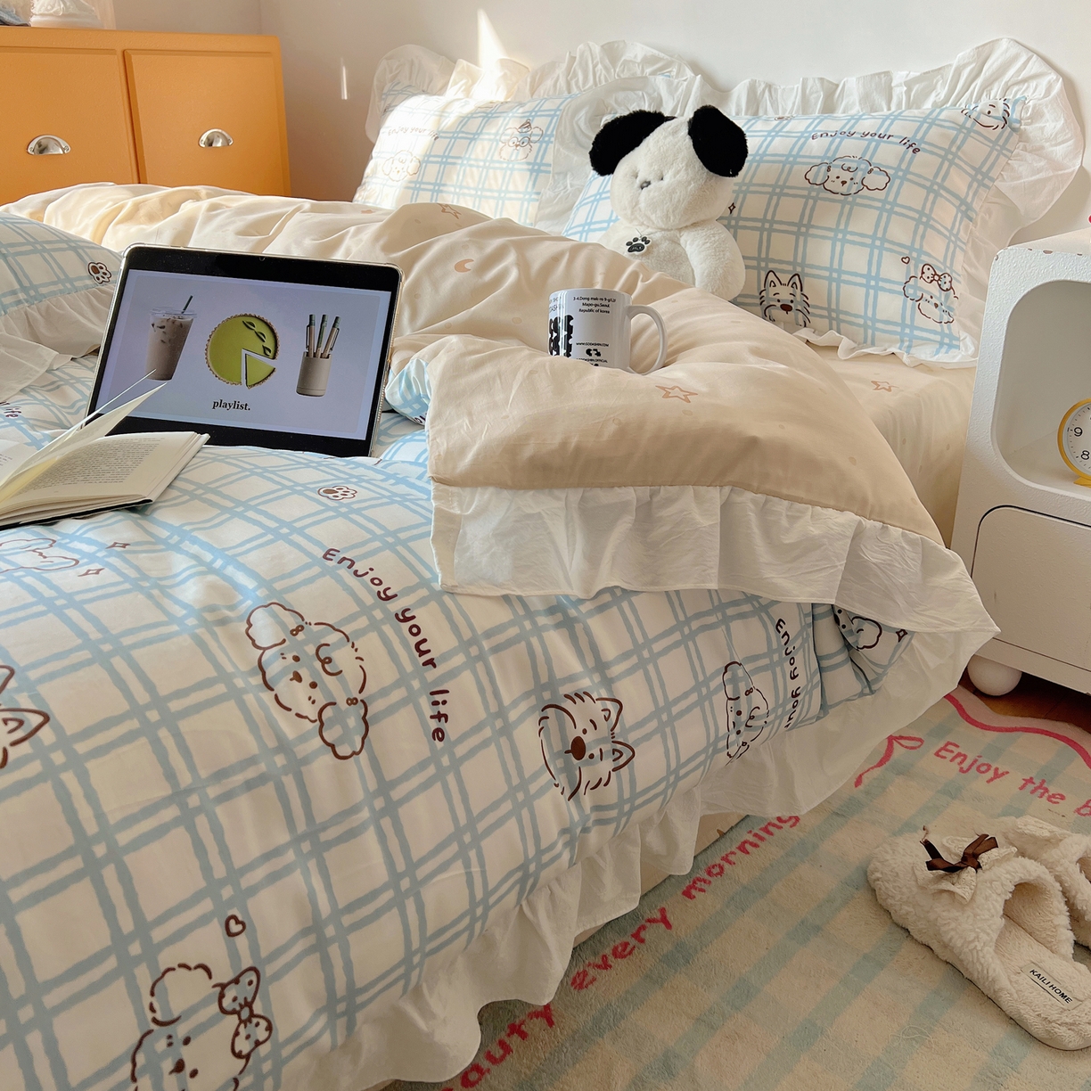 91家纺网 家纺一手货源 找家纺 六巷胡同 2026春夏新款韩系可爱风花边款卡通全棉四件套（第一系列） 花边蓝格美拉犬