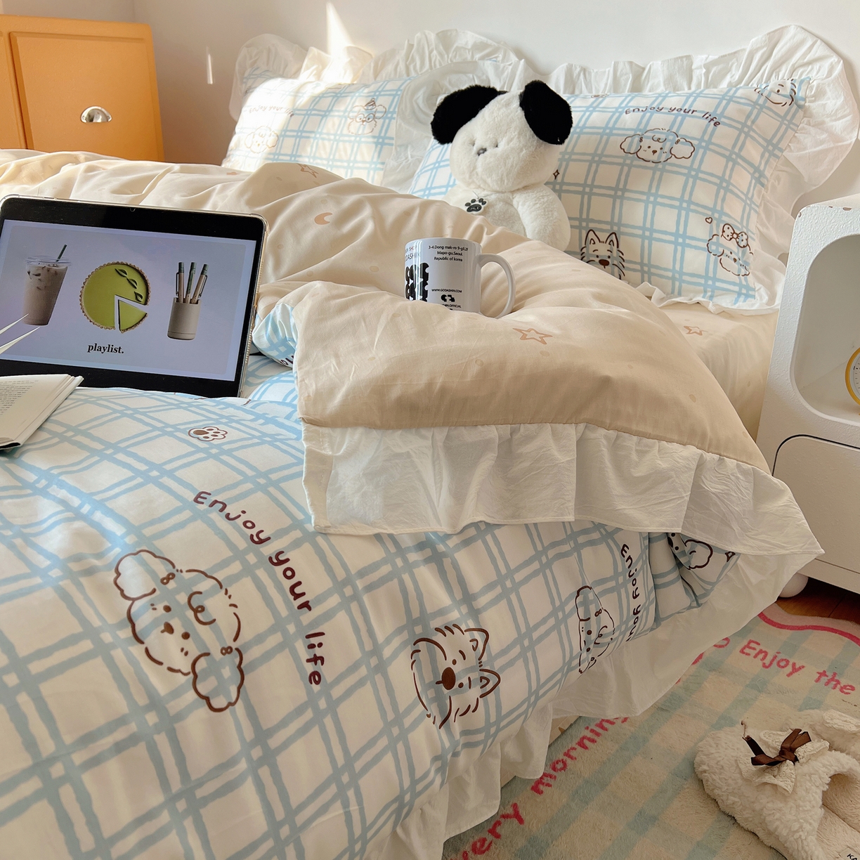 91家纺网 家纺一手货源 找家纺 六巷胡同 2026春夏新款韩系可爱风花边款卡通全棉四件套（第一系列） 花边蓝格美拉犬