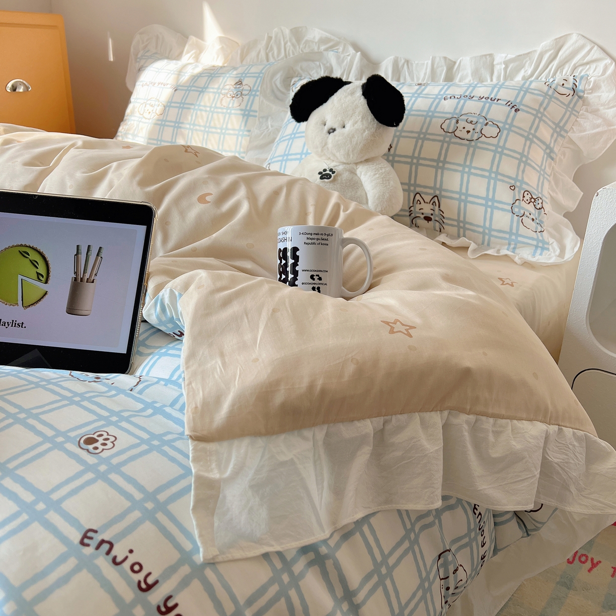 91家纺网 家纺一手货源 找家纺 六巷胡同 2026春夏新款韩系可爱风花边款卡通全棉四件套（第一系列） 花边蓝格美拉犬